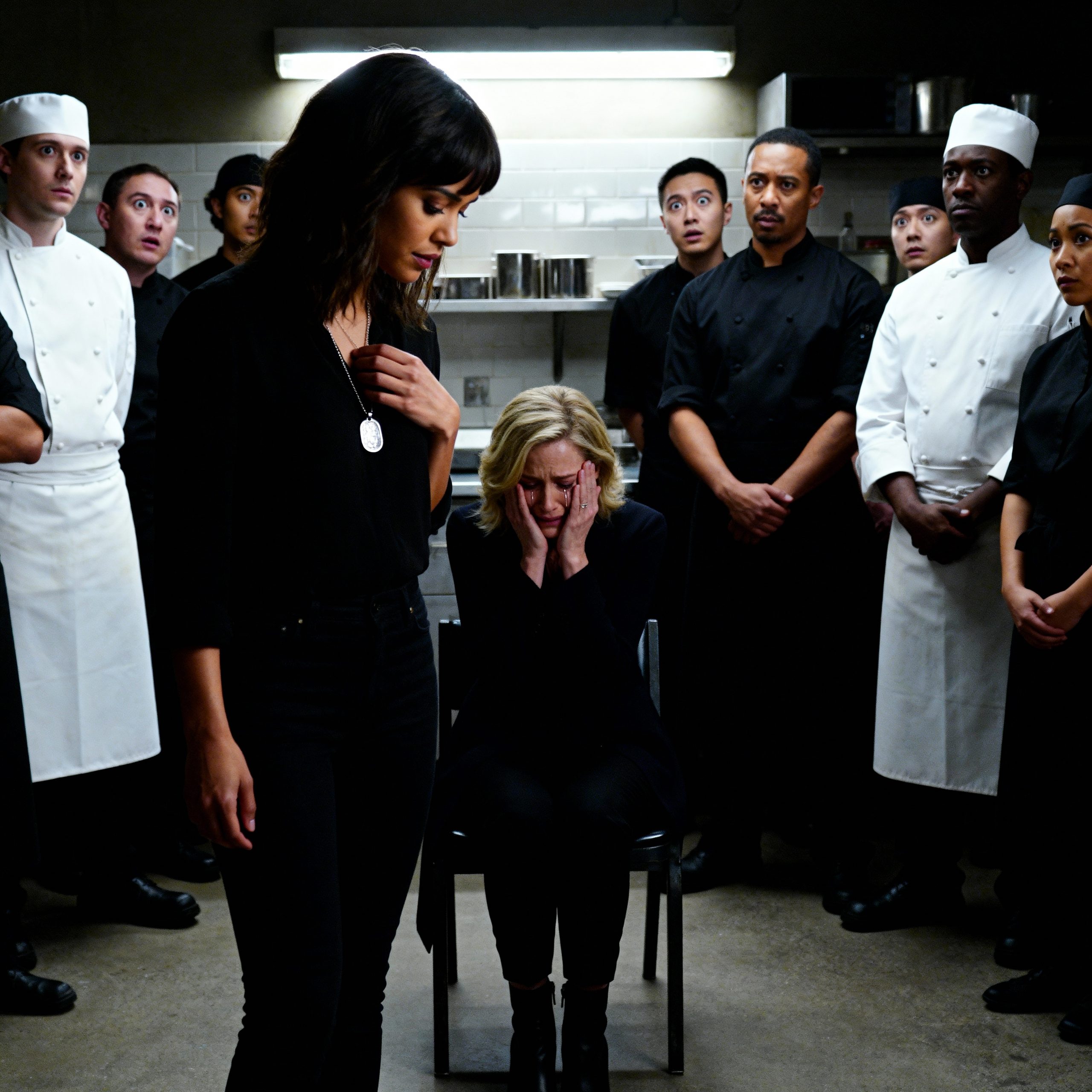 La abuela multimillonaria se quedó congelada al ver el collar de la camarera negra — luego estalló en lágrimas y la abrazó.